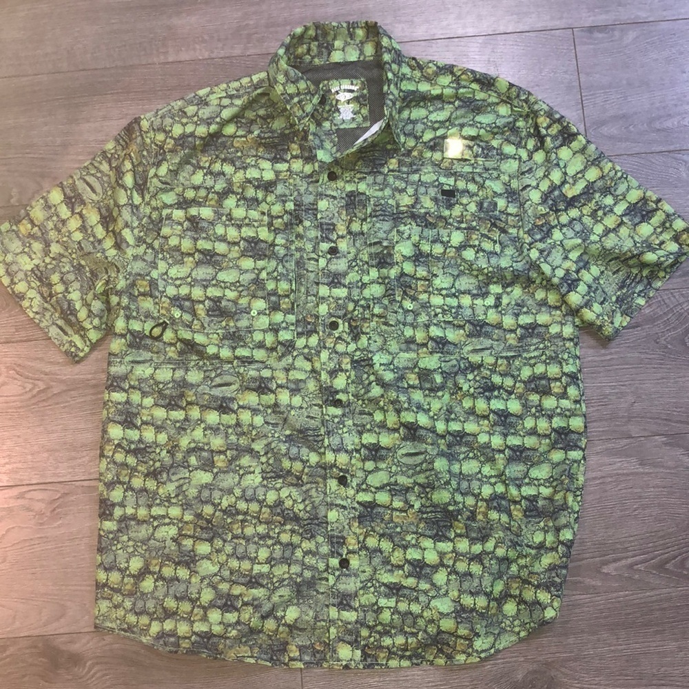 Reel Legends Men’s green/back Vented Fishing Shirt Size L